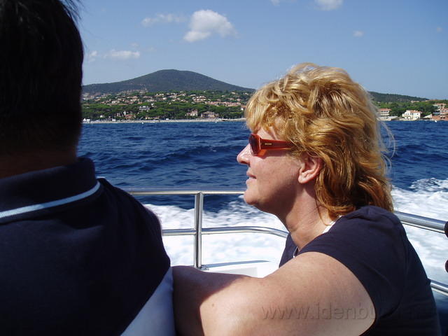 In de boot naar St. Tropez - Ineke geniet