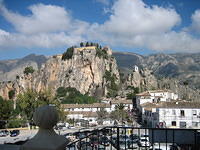 Guadalest, een toeristenstadje met een oud klooster, hoog in de bergen.
