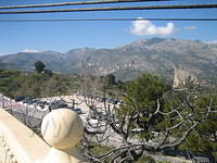 Guadalest, met uitzicht op nog meer bergen.