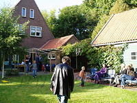 Moeke2005 013
De familie Idenburg bij Ike in de tuin.
